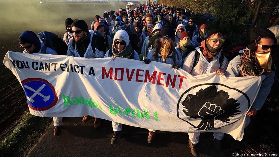 У Німеччині на протестах проти вирубки лісу активісти захопили екскаватор