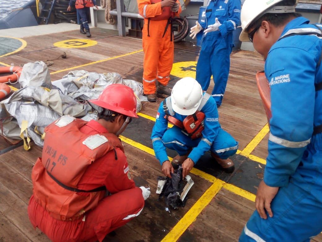 На місці аварії літака в Індонезії знайшли останки 10 загиблих