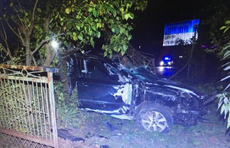 На Львівщині автомобіль в’їхав у електроопору: двоє людей загинули