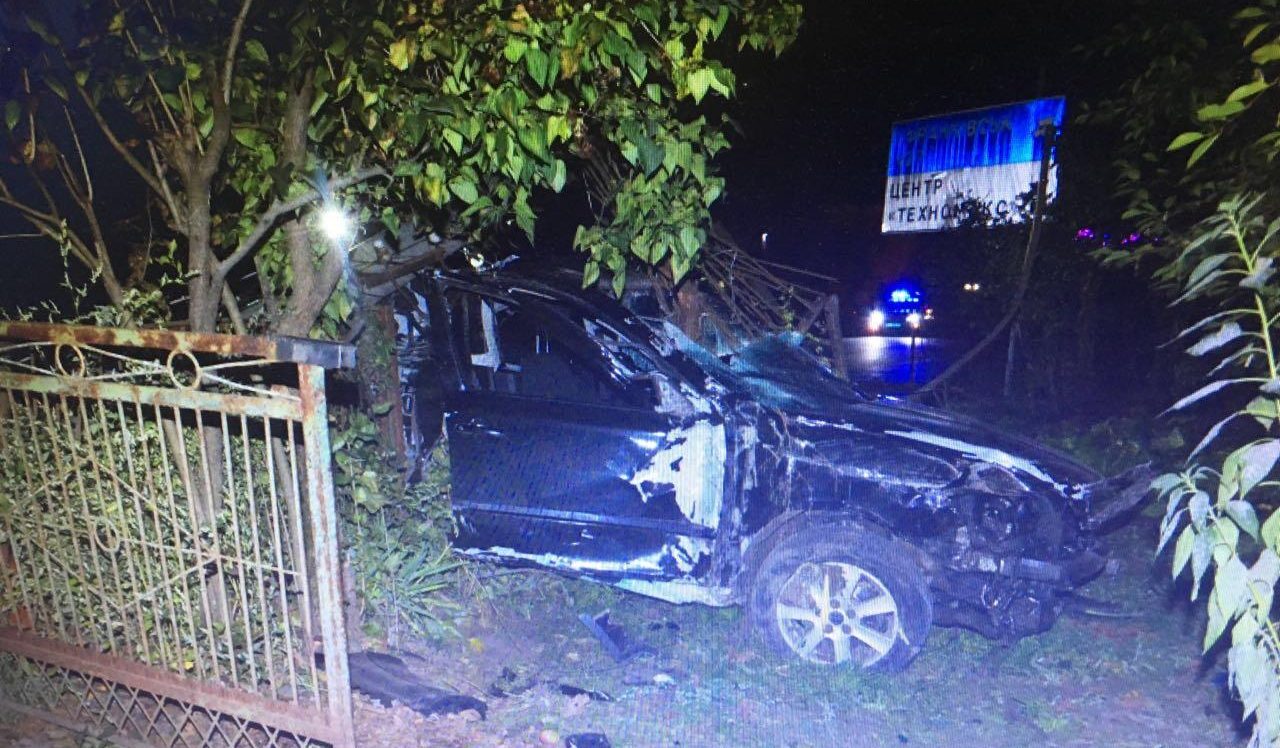 На Львівщині автомобіль в’їхав у електроопору: двоє людей загинули