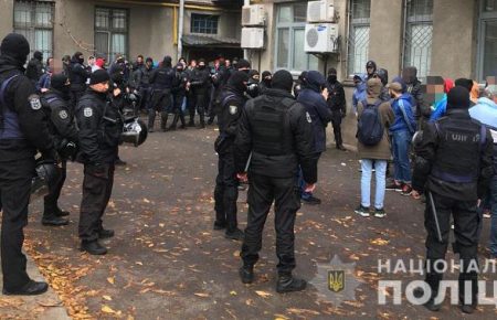У центрі Києва поліція затримала 52 молодиків з кийками та газовими балончиками