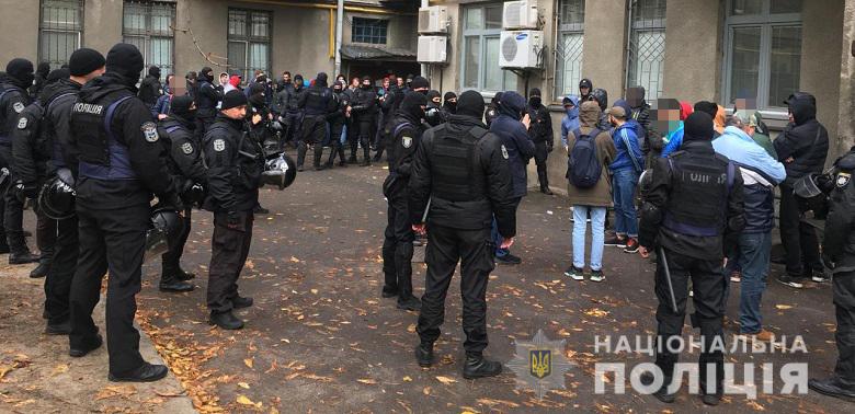 У центрі Києва поліція затримала 52 молодиків з кийками та газовими балончиками