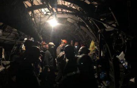 У шахту до гірників, які страйкують 11 день через затримку зарплат, спустились чиновники