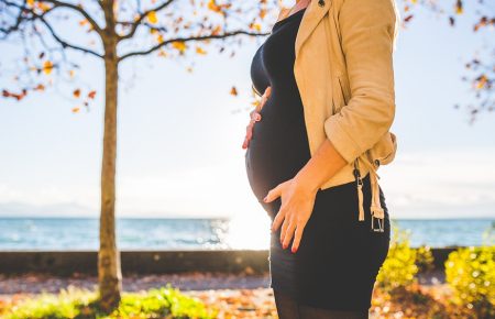 «Примусові благодійні внески» та психологічний тиск: з чим стикаються українські вагітні та породіллі