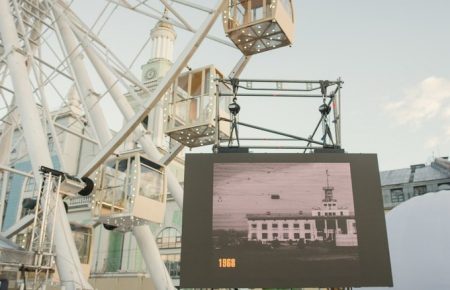 У центрі Києва встановили екрани з кінохронікою міста за десятиріччя
