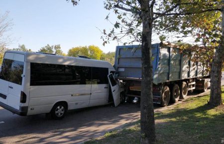 У Миколаєві маршрутка в’їхала у вантажівку, восьмеро постраждалих