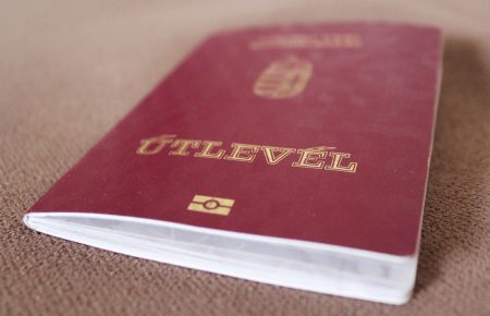 «Беруть паспорт, бо сусід бере»: чому закарпатці роблять подвійне громадянство