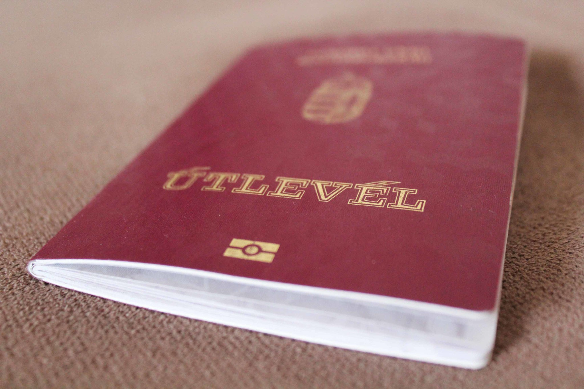 «Беруть паспорт, бо сусід бере»: чому закарпатці роблять подвійне громадянство