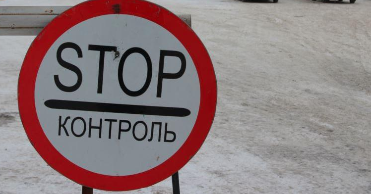 У Харківській області на поліцейському блокпосту чоловік загрожував підірвати себе