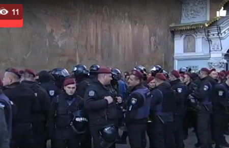 Біля Києво-Печерської Лаври поліція затримує молодих чоловіків — ЗМІ