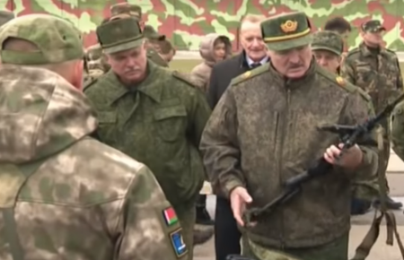 Лукашенко пообіцяв роздати зброю всім громадянам Білорусі в разі війни