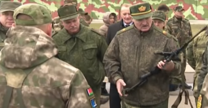 Лукашенко пообіцяв роздати зброю всім громадянам Білорусі в разі війни Лукашенко пообіцяв роздати зброю всім громадянам Білорусі в разі війни