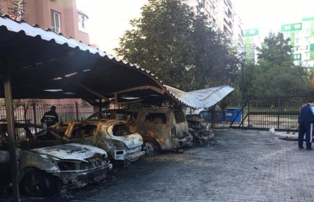 На одній з автостоянок Одеси спалили п'ять машин — поліція