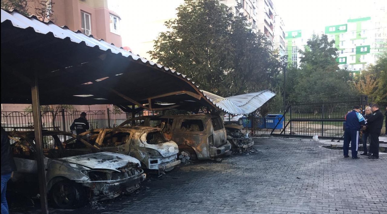 На одній з автостоянок Одеси спалили п'ять машин — поліція
