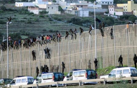Сотні мігрантів штурмували іспанський анклав на узбережжі Африки, один загинув