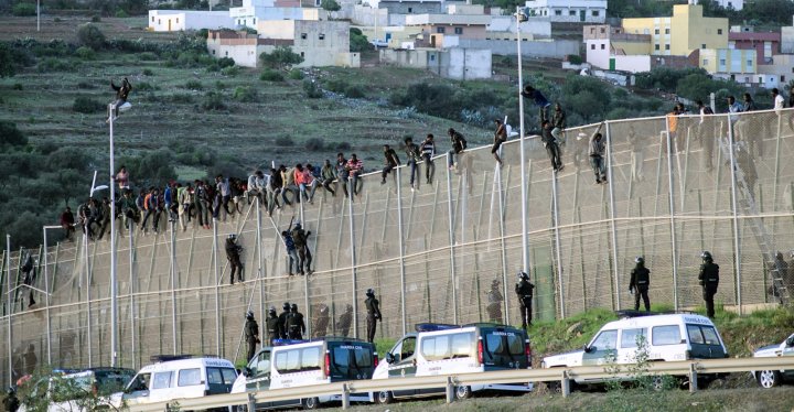 Сотні мігрантів штурмували іспанський анклав на узбережжі Африки, один загинув
