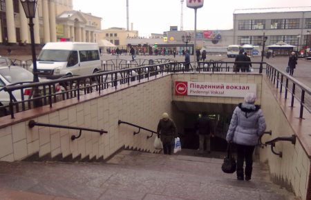 Четвертого патрульного, підозрюваного у побитті пасажирів у метро Харкова, суд відпустив під домашній арешт