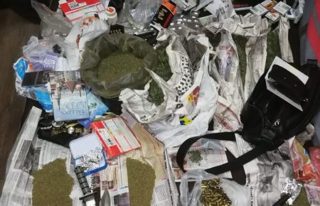 У Чернівцях поліцейські вилучили наркотики на суму 10 мільйонів гривень і арсенал зброї (ФОТО, ВІДЕО)