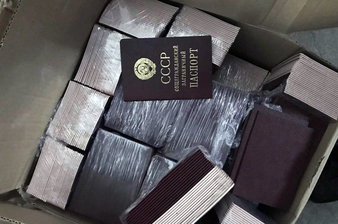 Українець намагався вивезти до Польщі 900 паспортів СРСР (ФОТО)