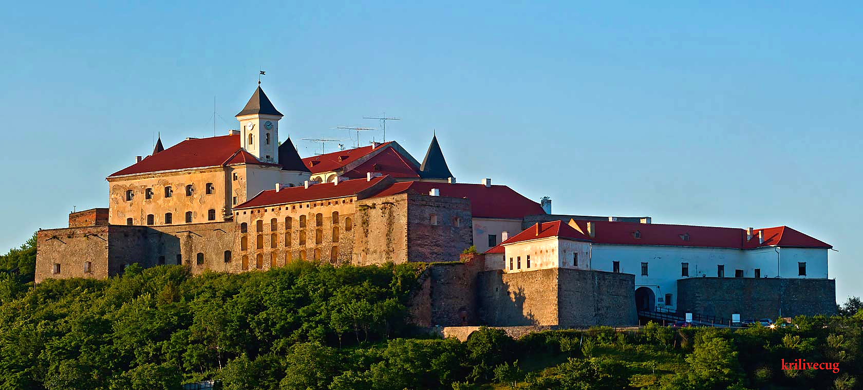 У Мукачівському замку «Паланок» угорського орла хочуть замінити на герб України