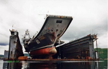 Соцмережі про аварію на «Адміралі Кузнєцові»: упав кран, плавдок затонув