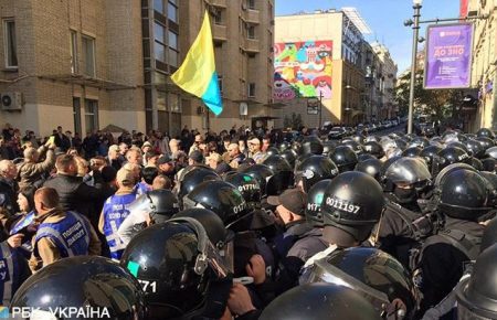 Екс-мер Конотопа каже, що в Києві поліція побила людей через намет. У поліції спростовують