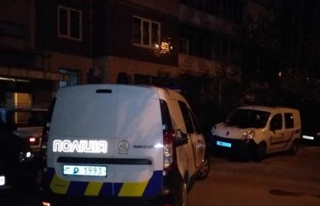 У Києві в під’їзді сталася стрілянина: поранено чоловіка