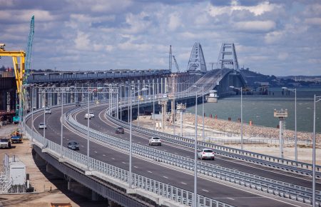 Частина Кримського мосту обвалилася у воду (ФОТО)