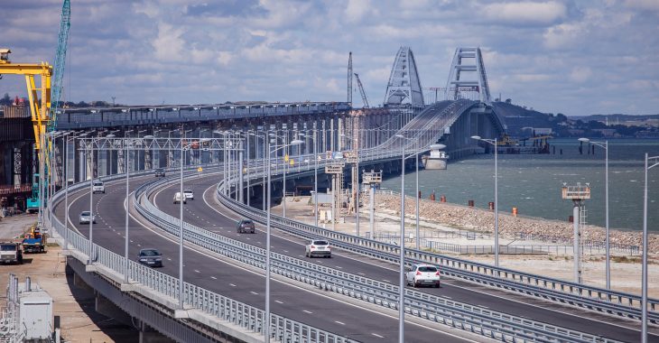 Частина Кримського мосту обвалилася у воду (ФОТО) Частина Кримського мосту обвалилася у воду (ФОТО)