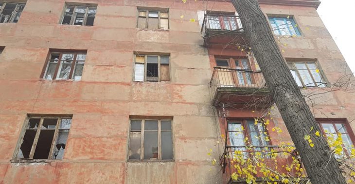 Кулі постійно залітають у вікна: волонтер розповів, як живуть 14 сімей Золотого на лінії розмежування Кулі постійно залітають у вікна: волонтер розповів, як живуть 14 сімей Золотого на лінії розмежування