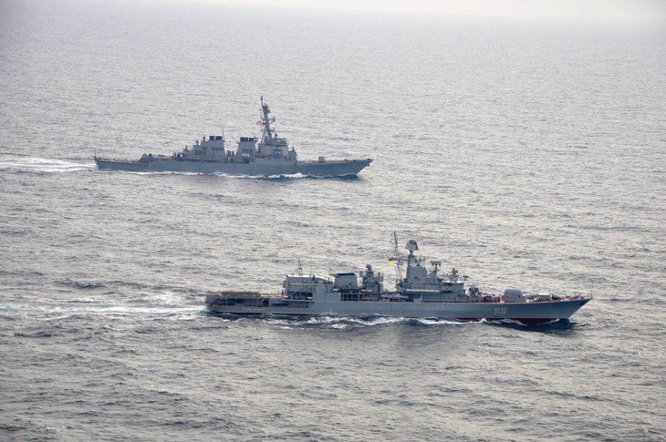 Українські судна почали рух через Керченську протоку, російські кораблі переслідують і попереджають про застосування зброї — ВМС