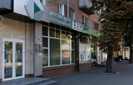 У банку Порошенка заявили, що «не могли відмовити в обслуговуванні екс-працівникам банку Януковича»