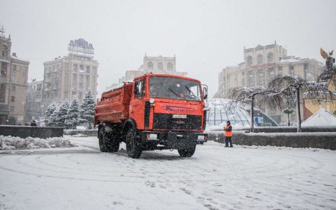 Сніг у Києві: на дороги виїхало понад 350 одиниць техніки
