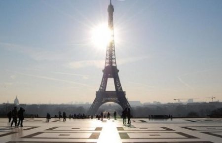 У Парижі через протести закрили для відвідувачів Ейфелеву вежу
