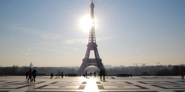 У Парижі через протести закрили для відвідувачів Ейфелеву вежу