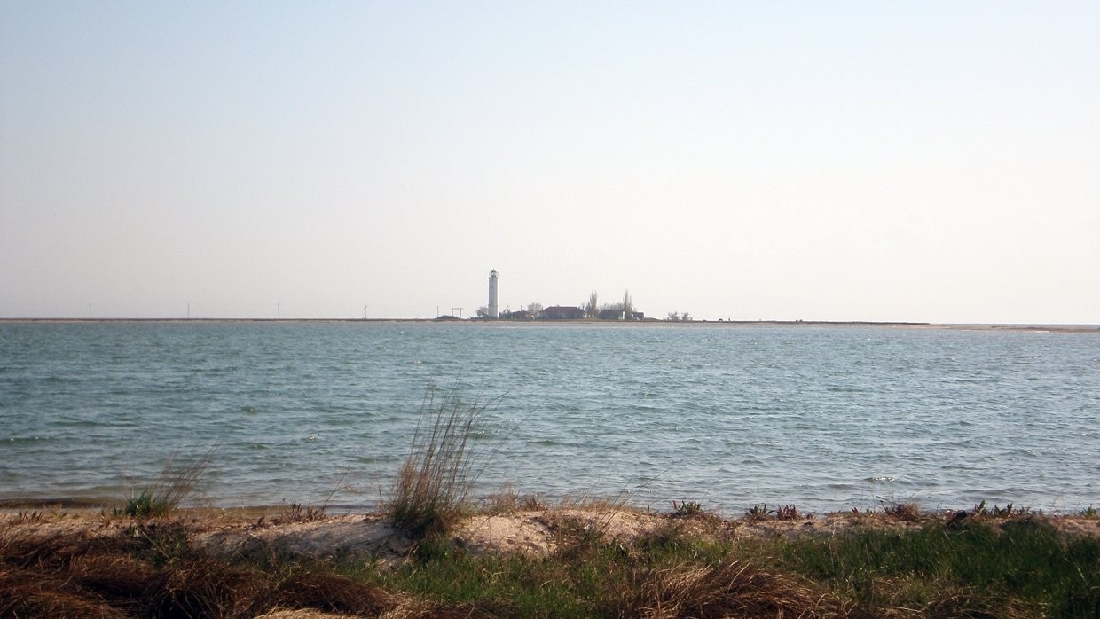 В Азовському морі біля Керчі затонула російська баржа з зерном