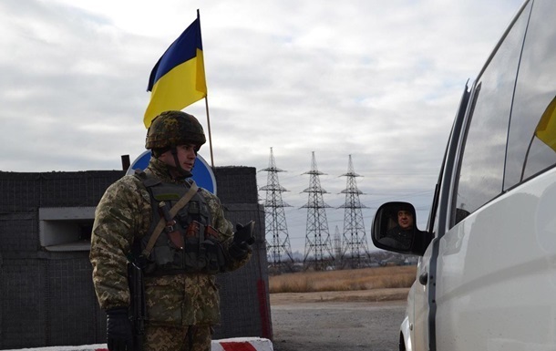 На Донбасі бойовики обстріляли КПВВ Мар’їнка — МВС