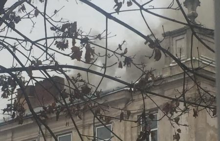 У Львові горить обласна лікарня: з будівлі вивели майже 300 людей