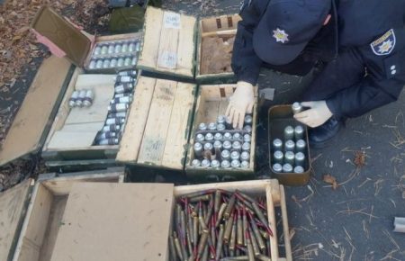 У покинутому дитячому таборі на Луганщині знайшли два арсенали зброї