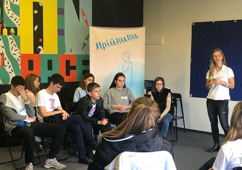Як волонтери з Дніпра вчаться слухати мрії дітей з Донбасу