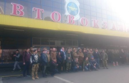 У Києві на автовокзалі група людей вимагала продаж квитків за пільгами для військових (ФОТО, ВІДЕО)