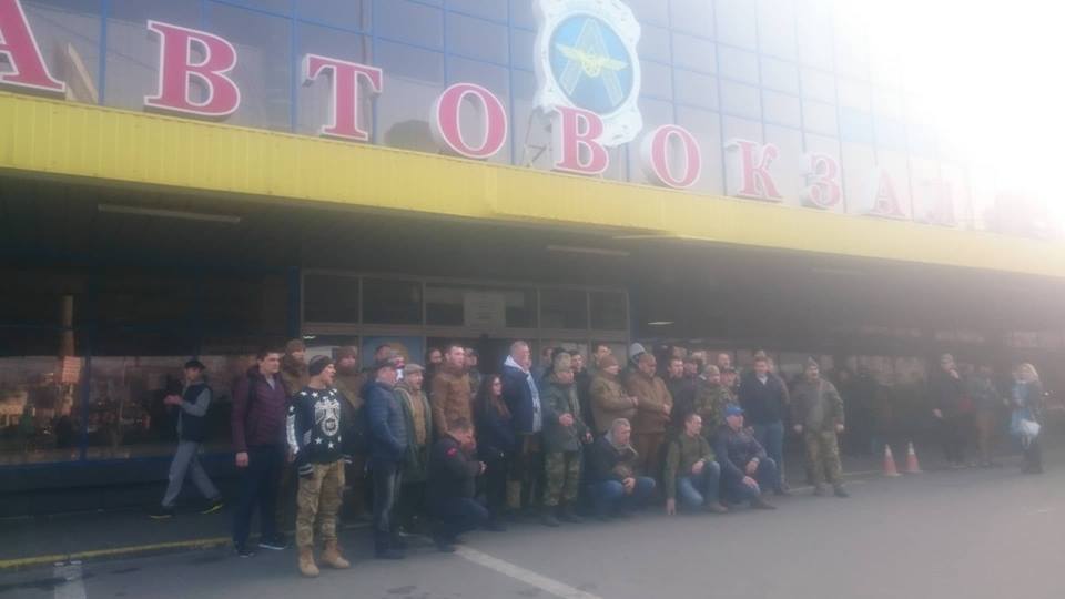 У Києві на автовокзалі група людей вимагала продаж квитків за пільгами для військових (ФОТО, ВІДЕО)