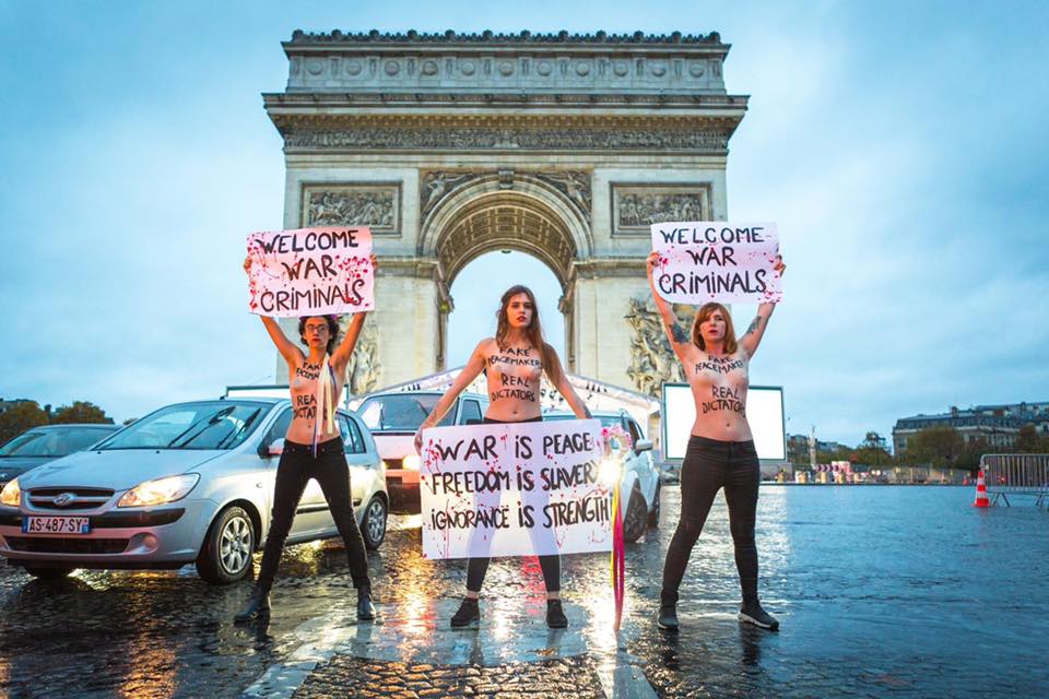 Femen влаштували акцію проти «приїзду воєнних злочинців» на урочистості в Парижі