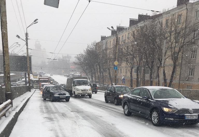 Київавтодор закликає водіїв не сідати за кермо через погіршення погодних умов
