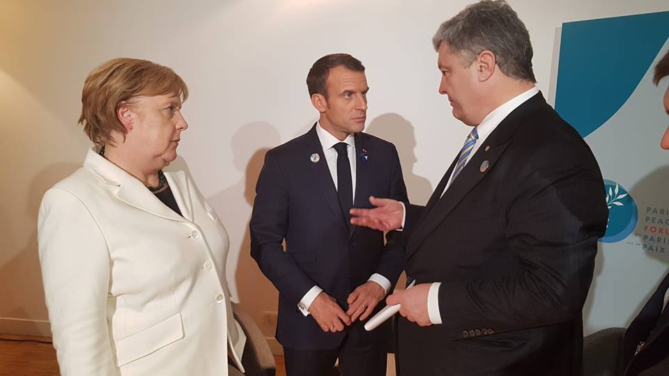 Порошенко обговорив так звані «вибори» в ОРДЛО з Меркель і Макроном (ФОТО)