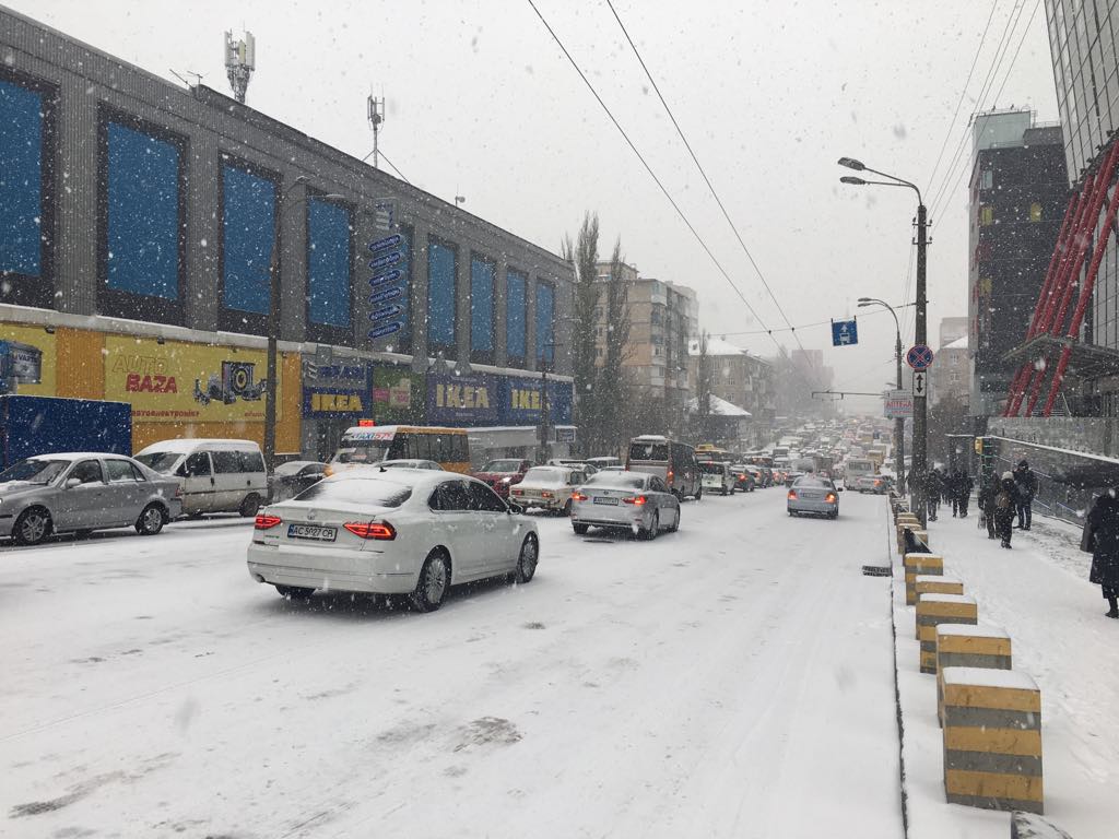 Сніг у Києві: міський транспорт курсує не за графіком