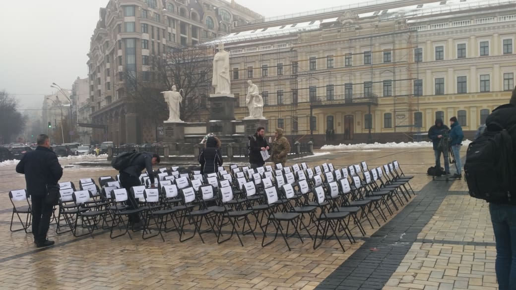У центрі Києва проходить акція «Порожні стільці» на підтримку українських ув'язнених в РФ та Криму