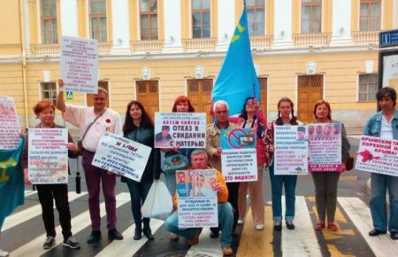 У Петербурзі відпустили затриманих учасників одиночних пікетів на підтримку кримських татар (ОНОВЛЕНО)