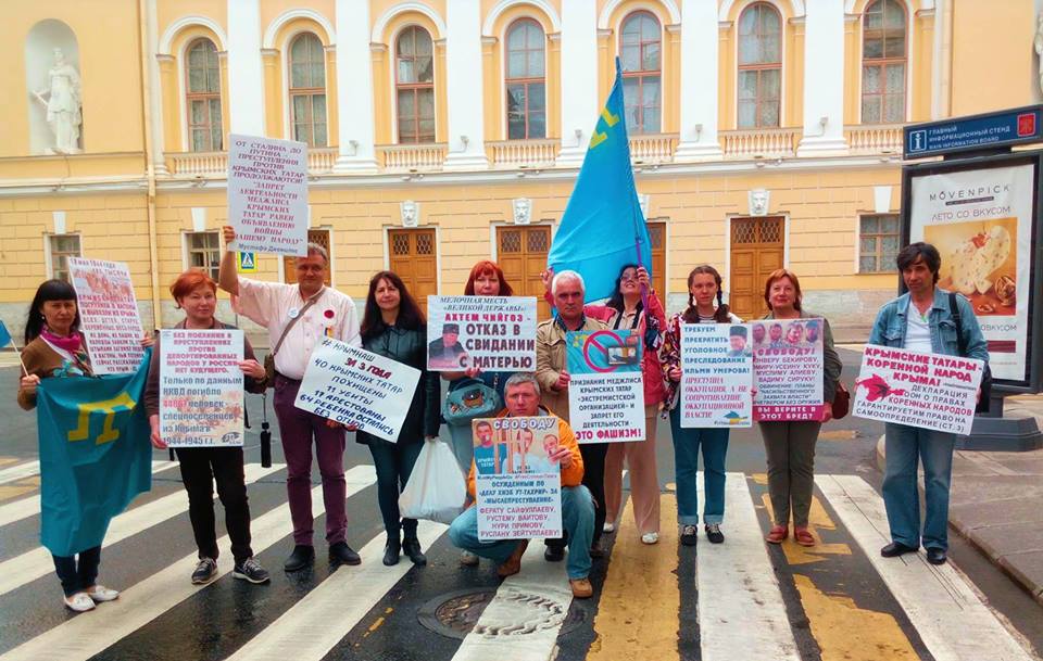 У Москві проходять одиночні пікети на підтримку кримських татар