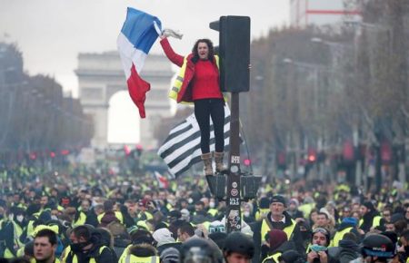 У Франції участь в акціях проти подорожчання палива взяли понад 80 тисяч людей